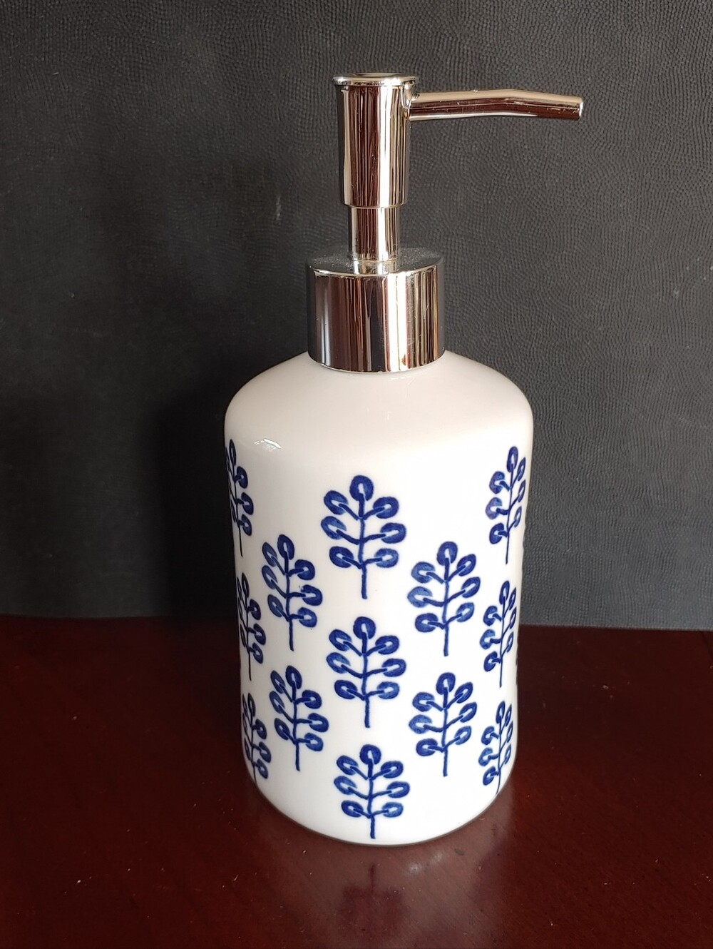 Soap liquid pump leaf blue white modern soap dispenser bathrooms kitchen NEW